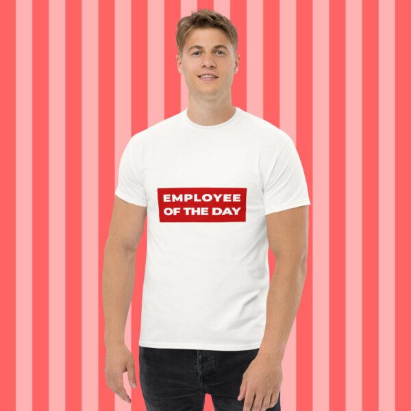 Employee of the day | Vorderseitendruck | Klassisches Herren-T-Shirt